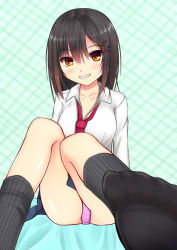 1girl black_hair black_legwear blue_skirt breasts brown_hair collarbone eyebrows feet female_focus grin hair_ornament hairclip highres kurokami_(kurokaminohito) large_breasts necktie no_shoes orange_eyes original panties pantyshot patterned_background pink_panties polka_dot polka_dot_panties purple_eyes school_uniform shirt sitting skirt smile solo toes underwear white_shirt yellow_eyes