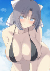 1girl absurdres bikini black_bikini blue_eyes blush bow breasts chimunge cleavage closed_mouth collarbone day grey_hair hair_bow highres large_breasts leaning_forward looking_at_viewer medium_hair senran_kagura senran_kagura_estival_versus senran_kagura_shinovi_versus sky smile solo swimsuit white_bow yumi_(senran_kagura)