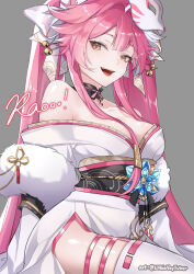 1girl absurdres animal_ears armpit_crease artist_name black_choker black_sash blush bow breasts cat_mask choker collarbone commentary english_commentary hair_bow hair_intakes hair_ornament hair_stick highres hololive hololive_english japanese_clothes kimono large_breasts lithia_vey long_hair long_sleeves mask multicolored_hair open_mouth panther_ears panther_girl pink_hair raora_panthera raora_panthera_(new_year) sash simple_background smile solo streaked_hair teeth thigh_strap thighhighs thighs twitter_username two-tone_hair upper_teeth_only virtual_youtuber white_bow white_fur white_hair white_kimono white_thighhighs yellow_eyes