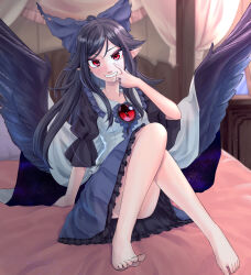 1girl ahoge barefoot bed black_hair black_shirt black_wings bow breasts canopy_bed cape collared_shirt commentary_request convenient_leg feathered_wings frilled_shirt_collar frilled_skirt frills full_body grey_bow grey_skirt grin hair_bow highres indoors long_hair looking_at_viewer medium_breasts pointy_ears print_cape red_eyes reiuji_utsuho shirt sitting skirt smile solo starry_sky_print tenamaru third_eye touhou two-sided_cape two-sided_fabric vest white_cape white_vest wings