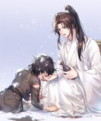 2boys absurdres aged_down backpack_basket basket black_hair bottle brown_hair brown_sash chinese_clothes chu_wanning clothes_grab dirty dirty_face dirty_hands erha_he_tadebai_mao_shizun feeding food full_body gradient_background green_pants grey_eyes hanfu high_ponytail highres holding holding_bottle holding_food korean_commentary long_hair long_sleeves looking_at_another looking_at_food male_focus medium_hair mo_ran multiple_boys open_mouth pants patchwork_clothes ponytail sitting snow snow_on_head snowing torn_clothes white_hanfu wide_sleeves zehel_az