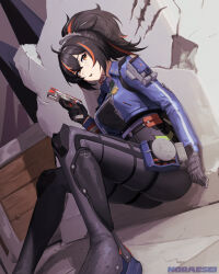 1girl ahoge artist_name ass black_gloves black_hair black_pants black_shirt blue_jacket breasts checkered_necktie commentary crack cracked_wall cropped_jacket crossed_bangs double-parted_bangs dutch_angle english_commentary gloves green_necktie gun hair_between_eyes hair_ornament hand_up high-waist_pants high_ponytail highres holding holding_gun holding_weapon holster jacket knees_up large_breasts long_sleeves looking_to_the_side multicolored_hair necktie noraesei open_clothes open_jacket pants parted_lips police police_badge police_uniform policewoman ponytail red_eyes red_streaks shirt short_hair shoulder_holster sitting solo streaked_hair tight_clothes tight_pants weapon zenless_zone_zero zhu_yuan