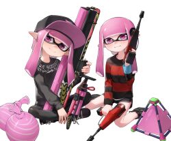 2girls baseball_cap black_hat burst_bomb_(splatoon) carbon_roller_(splatoon) closed_mouth commentary dual_wielding dualie_squelchers_(splatoon) gakusei_noa gun hashtag-only_commentary hat highres holding holding_gun holding_weapon inkling inkling_girl inkling_player_character long_hair multiple_girls nintendo pink_eyes pink_hair pointy_ears shirt simple_background sitting smile splat_bomb_(splatoon) splatoon_(series) splatoon_3 striped_clothes striped_shirt tentacle_hair wariza weapon white_background