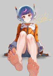 1girl absurdres barefoot feet ggduck helmet highres juno_(overwatch) looking_at_viewer medium_hair multicolored_hair overwatch red_eyes smile soles streaked_hair toes