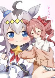 &gt;_&lt; 1girl :3 absurdres ahoge animal_ears blue_eyes blush blush_stickers bow brown_cardigan brown_hair cardigan character_doll closed_eyes commentary doll doqute_stuffed_doll dress_shirt drill_hair drill_sidelocks ear_bow ear_ornament grey_hair hair_ornament highres horse_ears horse_girl kasamatsu_tracen_school_uniform miniskirt motion_lines norn_ace_(umamusume) off_shoulder oguri_cap_(umamusume) pleated_skirt red_bow school_uniform shirt side_drill sidelocks simple_background sitting skirt solo sugi_(user_nash8444) translated umamusume umamusume:_cinderella_gray wariza white_background white_shirt white_skirt