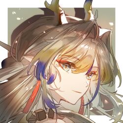 1girl arknights blonde_hair border brown_hair chinese_commentary close-up closed_mouth commentary_request dragon_girl dragon_horns earrings eyeliner green_eyes grey_background grey_hair hair_between_eyes hair_intakes highres horns jewelry lanmei_xiao_dangao looking_at_viewer makeup multicolored_hair orange_eyeliner outside_border pointy_ears portrait purple_hair shadow shu_(arknights) smile solo white_border