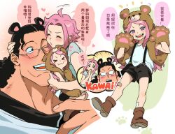 &gt;_&lt; 1boy 2girls ahoge animal_ears animal_hands animal_hood bandaid bandaid_on_knee bandaid_on_leg bartholomew_kuma bear_ears bear_hood black_eyes black_hair black_shorts blue_shirt blush blush_stickers boots brown_footwear child chinese_commentary chinese_text closed_eyes commentary extra_ears family full_body ginny_(one_piece) glasses gloves happy highres hood hood_up hug jewelry_bonney long_hair looking_at_another looking_at_viewer multiple_girls multiple_views nose official_alternate_costume one_piece open_mouth parted_bangs paw_gloves paw_print pink_hair puckered_lips purple_eyes qin_(7833198) romaji_text shirt short_hair shorts simple_background smile speech_bubble standing suspender_shorts suspenders translation_request white_background white_shirt