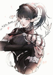 1girl au_ra backward-facing_horns black_bow black_eyes black_gloves black_hair blush bow cropped_torso final_fantasy final_fantasy_xiv gloves hair_bow highres horns liz_gray looking_at_viewer monster_girl parted_lips ponytail scales solo tail upper_body warrior_of_light_(ff14)
