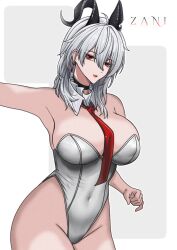 1girl alternate_costume bare_shoulders black_choker black_horns breasts character_name choker collar commentary covered_navel cowboy_shot curled_horns detached_collar earrings english_commentary grey_hair hair_between_eyes highleg highleg_leotard highres horns jewelry key_earrings kiki_dailami large_breasts leotard long_hair looking_at_viewer necktie open_mouth red_eyes red_necktie smile solo strapless strapless_leotard white_collar wuthering_waves zani_(wuthering_waves)