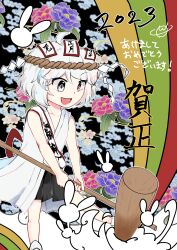 1other absurdres androgynous black_skirt celeritas_lumen flower food hakama hakama_short_skirt hakama_skirt headwear_request highres holding holding_mallet japanese_clothes kimono kine len&#039;en mallet mochi new_year ofuda ofuda_on_head open_mouth short_hair skirt sleeveless sleeveless_kimono smile solo user_uhxg2284 white_eyes white_hair white_kimono