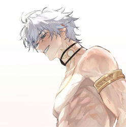1boy abs armlet blue_eyes blush body_markings chikidoong choker from_side gold_armlet highres honkai:_star_rail honkai_(series) jewelry male_focus muscular muscular_male phainon_(honkai:_star_rail) smile smirk solo toned toned_male topless_male white_background white_hair