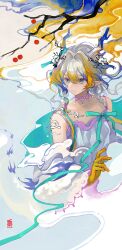 1girl absurdres arknights bare_shoulders blonde_hair blue_hair closed_mouth commentary detached_sleeves dragon_girl dragon_horns dress gloves grey_hair highres horns long_hair looking_to_the_side multicolored_hair pointy_ears shu_(arknights) sidelocks smile solo symbol-only_commentary upper_body very_long_hair white_dress yellow_gloves yezhi_dun_luobei