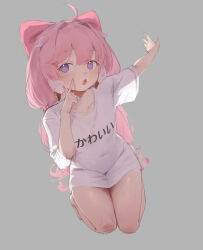 1girl ahoge blue_eyes blush bow cross-shaped_pupils encore_(wuthering_waves) finger_to_cheek hair_between_eyes hair_bow highres kneeling long_hair looking_at_viewer low_twintails open_mouth outstretched_arm pink_hair shirt simple_background symbol-shaped_pupils t-shirt twintails white_shirt wuthering_waves xaea_xp