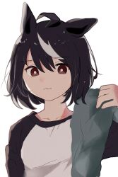 1girl :| ahoge alternate_costume alternate_hairstyle animal_ears black_hair bright_pupils closed_mouth commentary_request highres holding holding_towel horse_ears horse_girl kitasan_black_(umamusume) looking_at_viewer multicolored_hair red_eyes shirt short_hair simple_background solo streaked_hair towel umamusume upper_body white_background white_hair white_pupils white_shirt yano_(edbr1022)