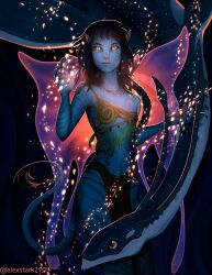 1girl alexstark2705 alien animal_ears animal_nose artist_name avatar:_the_way_of_water bare_shoulders black_hair blue_skin blue_tail brown_hair cat_ears colored_skin commentary english_commentary flat_chest highres james_cameron&#039;s_avatar james_cameron&#039;s_avatar kiri_(avatar) lights long_hair na&#039;vi navel open_mouth pointy_ears science_fiction single_strap solo tail teeth tribal upper_body upper_teeth_only yellow_eyes