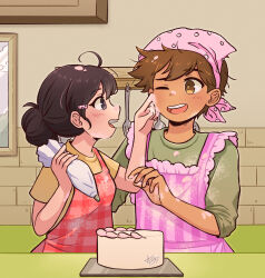 1boy 1girl :d ;d alternate_hairstyle antenna_hair apron black_hair breasts brick_wall bright_pupils brown_eyes brown_hair cake commentary dark-skinned_male dark_skin english_commentary eye_contact face-to-face food food_on_face frilled_apron frills green_shirt hair_between_eyes hair_bun hair_ornament hand_on_another&#039;s_cheek hand_on_another&#039;s_face headscarf hero_(faraway)_(omori) hero_(omori) highres holding holding_pastry_bag icing indoors looking_at_another mari_(faraway)_(omori) mari_(omori) official_alternate_costume omori one_eye_closed open_mouth pastry_bag picture_frame pink_apron pink_headscarf plaid_apron plaid_clothes polka_dot_headwear raised_eyebrow red_apron shirt short_hair short_sleeves single_hair_bun small_breasts smile star_(symbol) starlyfnnctn striped_apron striped_clothes teeth three-quarter_sleeves tongue tray upper_body upper_teeth_only vertical-striped_apron vertical-striped_clothes very_short_hair yellow_shirt