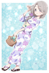 1girl artist_logo bag blue_background blush border braid braided_ponytail brown_bag brown_sandals checkered_clothes checkered_kimono commentary dutch_angle eyes_visible_through_hair floral_background floral_print flower full_body green_scrunchie grey_hair hair_flower hair_ornament hair_over_one_eye hair_over_shoulder hair_scrunchie hand_up handbag highres holding holding_bag illustratorhide japanese_clothes kimono kinchaku logo long_hair looking_at_viewer mono_(afro) obi outside_border parted_lips playing_with_own_hair pouch purple_eyes purple_kimono sandals sash scrunchie shikishima_sakurako single_braid solo swept_bangs tareme white_border yellow_sash yukata