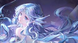 1girl bare_back bare_shoulders bead_necklace beads blue_eyes blue_hair chinese_commentary circlet commentary_request explosion eyelashes eyeshadow fins floating_hair gradient_background hair_beads hair_ornament head_fins head_tilt highres infinity_nikki jewelry long_hair looking_at_viewer looking_back makeup mermaid monster_girl necklace nikki_(series) parted_lips purple_background purple_eyeshadow snowy_ballad_(infinity_nikki) solo songli_naiwei sparkle upper_body very_long_hair water_drop white_scales