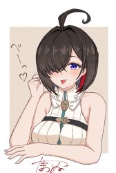 1girl absurdres ahoge armpit_crease asymmetrical_bangs atelier_(series) atelier_yumia bare_shoulders between_breasts black_hair blush border breasts brown_background commentary dot_nose eyelashes hair_over_one_eye highres large_breasts looking_at_viewer medium_hair mole mole_under_eye multicolored_hair outside_border parted_bangs purple_eyes red_hair signature simple_background solo strap_between_breasts tama_es45_nyan tongue tongue_out translated two-tone_hair white_border yumia_liessfeldt