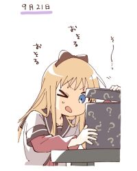 &gt;_o 1girl ? blonde_hair blue_eyes bow box brown_bow brown_sailor_collar commentary_request cropped_torso hair_bow highres layered_sleeves long_hair long_sleeves namori nanamori_school_uniform one_eye_closed open_mouth opening sailor_collar school_uniform shirt short_over_long_sleeves short_sleeves simple_background small_sweatdrop solo toshinou_kyouko translation_request v-shaped_eyebrows white_background white_shirt yuru_yuri