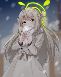 1girl :o alternate_costume blonde_hair blue_archive breath buttons coat commentary_request double-breasted floating_hair gradient_sky green_eyes green_halo hair_between_eyes halo highres hoshino_reiji light_blush long_hair looking_at_viewer motion_blur night night_sky nonomi_(blue_archive) outdoors pocket scarf sidelocks sky snowing solo steepled_fingers trench_coat very_long_hair white_scarf