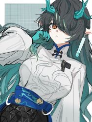 1girl ambience_synesthesia arknights belt black_hair colored_skin dragon_girl dragon_horns dusk_(ambience_synesthesia)_(arknights) dusk_(arknights) earrings gradient_skin green_hands green_horns green_skin hair_over_one_eye high_belt highres horns jewelry long_belt looking_at_viewer multicolored_hair pointy_ears red_eyes soramaru_310 streaked_hair tassel tassel_earrings