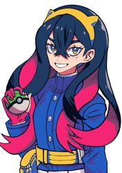 1girl batchgooya belt belt_buckle black_hair blue_jacket buckle buttons carmine_(pokemon) commentary_request crossed_bangs eyelashes fanny_pack friend_ball gloves grin hair_between_eyes hairband hand_up highres holding holding_poke_ball jacket long_hair looking_at_viewer mole mole_under_eye multicolored_hair nintendo partially_fingerless_gloves poke_ball pokemon pokemon_sv red_hair simple_background smile solo teeth two-tone_hair white_background white_belt yellow_bag yellow_hairband zipper zipper_pull_tab