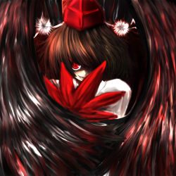 1girl black_wings brown_hair crazy_eyes hand_fan female_focus glowing glowing_eyes grin hair_over_one_eye hat highres looking_at_viewer rasha red_eyes shameimaru_aya short_hair smile solo tokin_hat touhou wings yandere