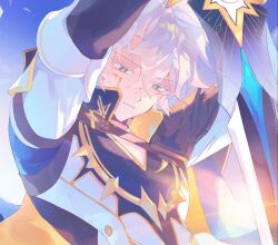 1boy blue_eyes hair_between_eyes half-closed_eyes hands_up highres holding holding_sword holding_weapon honkai:_star_rail honkai_(series) looking_down male_focus phainon_(honkai:_star_rail) shiita34 short_hair solo sword upper_body weapon white_hair yellow_blood yellow_pupils