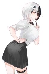 1girl absurdres ass black_choker black_hair black_nails black_skirt bow bowtie bracelet breasts choker cross_hair_ornament hair_ornament hair_over_one_eye hand_on_own_hip hand_up highres holding holding_pen hololive hololive_english jewelry kurochanai large_breasts looking_at_viewer multicolored_hair nail_polish parted_lips pen plaid_bow plaid_bowtie plaid_clothes pleated_skirt shiori_novella short_hair simple_background skirt solo streaked_hair thigh_strap virtual_youtuber white_background white_hair yellow_eyes