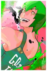 1girl absurdres border character_name copyright_name eyelashes foo_fighters_(jojo) green_hair highres jojo_no_kimyou_na_bouken kou_zhua looking_at_viewer looking_back open_mouth overalls short_hair solo stone_ocean tar teeth upper_body white_border yellow_eyes