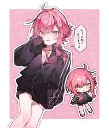 1boy black_jacket border chibi chibi_inset commentary eringikinono grid_background hand_up highres jacket long_hair looking_at_viewer male_focus multiple_views no_pants original outline outside_border oversized_jacket parted_lips pink_background pink_hair sleeves_past_fingers sleeves_past_wrists speech_bubble white_border white_outline yellow_eyes