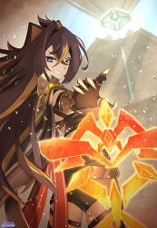 1girl arm_armor black_gloves blonde_streaks blue_eyes blurry blurry_background brown_hair clawed_gauntlets commentary_request cowboy_shot crossed_bangs dehya_(genshin_impact) genshin_impact gloves grin hair_between_eyes hair_ears highres long_hair looking_at_viewer multicolored_hair outdoors pyramid_(structure) reaching smile solo streaked_hair twisted_torso twitter_username very_long_hair yellow_pupils zeroartwo