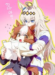 2girls ahoge animal_ears belno_light_(umamusume) blazer brown_hair commentary_request cowboy_shot gradient_background grey_hair hair_ornament highres horse_ears horse_girl horse_tail hug hug_from_behind jacket kasamatsu_tracen_training_uniform korean_commentary korean_text long_hair multicolored_hair multicolored_jacket multiple_girls oguri_cap_(umamusume) ooo8_q pink_background pink_sweater purple_jacket short_hair streaked_hair sweater tail translation_request two-tone_jacket umamusume white_jacket