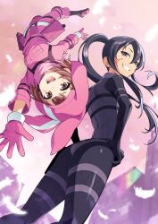 2girls ass black_bodysuit black_eyes black_hair bodysuit brown_eyes brown_hair feathers hat high_ponytail highres jacket llenn_(sao) long_hair multiple_girls pants pink_hat pink_jacket pink_pants pitohui_(sao) ponytail short_hair smile sword_art_online sword_art_online_alternative:_gun_gale_online tochi_keisuke upside-down white_feathers