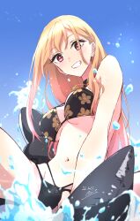 Rule 34 | 1girl, bikini, black bikini, blonde hair, breasts, ear piercing, earrings, floral print, from side, gradient hair, grin, halterneck, highres, jewelry, kitagawa marin, long hair, looking at viewer, medium breasts, multi-strapped bikini bottom, multicolored hair, navel, necklace, nii manabu, piercing, print bikini, red eyes, side-tie bikini bottom, signature, smile, solo, sono bisque doll wa koi wo suru, splashing, spread legs, string bikini, swimsuit, teeth, thighs, water