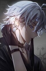 1boy antenna_hair black_choker black_gloves black_shirt blue_eyes choker collared_shirt earclip from_side glove_in_mouth gloves half_gloves ham_mmx hand_up highres honkai:_star_rail honkai_(series) male_focus mouth_hold parted_bangs phainon_(fashion)_(honkai:_star_rail) phainon_(honkai:_star_rail) ponytail profile shirt short_hair solo upper_body watermark white_hair