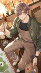 1boy alcohol antenna_hair black_shirt blurry blurry_background blush bottle bracelet brown_hair brown_overalls brown_pants bucket buttons canvas_(object) collarbone collared_shirt commentary_request cup easel empty_picture_frame flower_pot from_above green_eyes green_shirt hair_over_one_eye highres holding holding_paint_palette holding_paintbrush holding_paint_palette indoors jewelry lens_flare long_sleeves looking_at_viewer male_focus mole mole_under_eye multicolored_shoes natsuki_(naki_zemisei) nijisanji oliver_evans on_stool one_eye_covered open_clothes open_mouth open_shirt overalls paint paint_on_clothes paint_palette paint_splatter paint_splatter_on_face paintbrush painting_(action) painting_(object) paint_palette pants parted_bangs picture_frame plant potted_plant round_table shirt shoes short_hair sitting sleeves_rolled_up smile solo sparkle stool sweatdrop swept_bangs table tree two-tone_shoes virtual_youtuber white_shoes window wooden_floor wooden_stool yellow_shoes