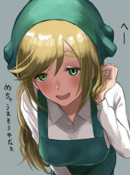 1girl adjusting_hair apron blonde_hair blush breasts collared_shirt commentary_request fang green_apron green_background green_eyes green_headscarf headscarf highres inuyama_aoi large_breasts leaning_forward long_hair long_sleeves looking_at_viewer nishikino_kee open_mouth shirt simple_background skin_fang smile solo swept_bangs thick_eyebrows translation_request upper_body white_shirt yurucamp