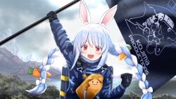 1girl absurdres animal_ear_fluff animal_ears artist_request black_gloves blue_hair blue_jacket bow braid carrot_hair_ornament clenched_hand cloud cloudy_sky cosplay day death_stranding_2 flag food-themed_hair_ornament gloves guest_art hair_bow hair_ornament highres holding holding_flag hololive jacket kojima_productions long_hair looking_at_viewer mascot mountain multicolored_eyes multicolored_hair official_art open_mouth orange_eyes outdoors pekomon_(usada_pekora) rabbit-shaped_pupils rabbit_ears rabbit_girl red_eyes sam_porter_bridges sam_porter_bridges_(cosplay) short_eyebrows sky smile swept_bangs symbol-shaped_pupils teeth thick_eyebrows twin_braids two-tone_hair upper_body upper_teeth_only usada_pekora virtual_youtuber white_bow white_hair