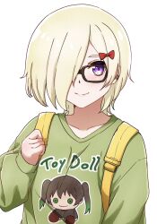 1girl backpack bag bespectacled black-framed_eyewear blonde_hair blush bow commentary glasses green_sweater hair_bow hair_over_one_eye highres koukoutou_(seikoutoutei) long_sleeves looking_at_viewer love_live! love_live!_nijigasaki_high_school_idol_club mia_taylor one_eye_covered purple_eyes red_bow short_hair simple_background smile solo sweater symbol-only_commentary takasaki_yu upper_body white_background