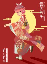 1girl absurdres animal_ears bird_ears brown_hair brown_sandals chenwei_jun commentary_request flip-flops full_body highres japanese_clothes kimono long_sleeves looking_at_viewer mystia_lorelei pink_hair red_background red_eyes red_kimono sandals sash simple_background socks solo touhou translation_request white_socks wide_sleeves winged_hat yellow_sash