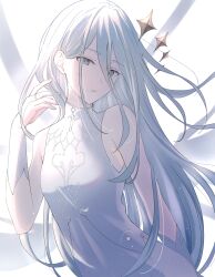 1girl aose_(aose_pp) arm_at_side armpit_crease backlighting bare_shoulders bloom_festival_(project_sekai) breasts bridal_gauntlets commentary_request double-parted_bangs dress dutch_angle fingernails grey_eyes grey_hair hair_between_eyes hand_up highres light_particles long_hair long_hair_between_eyes official_alternate_costume official_alternate_hair_length official_alternate_hairstyle parted_lips project_sekai simple_background sleeveless sleeveless_dress small_breasts solo sparkle straight_hair turning_head upper_body very_long_hair white_background white_dress yoisaki_kanade