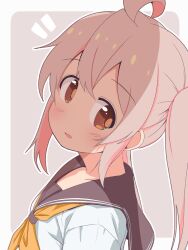 1girl ahoge alternate_costume border brown_eyes brown_sailor_collar commentary grey_background highres light_blush long_hair looking_at_viewer neckerchief notice_lines onii-chan_wa_oshimai! open_mouth outline outside_border oyama_mahiro pink_hair sailor_collar school_uniform serafuku shirt simple_background smile solo twintails unkimo upper_body white_border white_outline white_shirt yellow_neckerchief