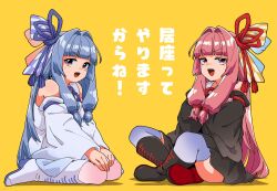 2girls black_boots black_sleeves blue_hair blue_ribbon blunt_bangs boots commentary_request crossed_arms detached_sleeves fujinoki_(horonabe-ken) hair_intakes hair_ribbon highres japanese_clothes kotonoha_akane kotonoha_aoi long_hair looking_at_viewer multiple_girls open_mouth pink_hair red_eyes red_ribbon ribbon siblings sisters sitting tassel thighhighs translation_request very_long_hair voiceroid white_boots white_sleeves yellow_background