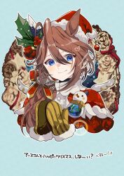 1girl alternate_costume animal_ears blue_background blue_eyes blush brown_hair capelet fur-trimmed_headwear fur-trimmed_mittens fur_trim hair_between_eyes hat highres horse_ears horse_girl looking_at_viewer madori_(sayuri5) mittens red_capelet red_hat santa_costume santa_hat signature simple_background smile solo sounds_of_earth_(umamusume) umamusume upper_body wavy_mouth yellow_mittens