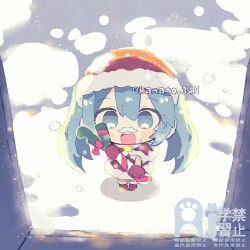 1girl artist_name blue_eyes blue_hair blush_stickers boots capelet chibi christmas commentary_request doorway dress fake_facial_hair fake_mustache food fur-trimmed_boots fur-trimmed_capelet fur-trimmed_dress fur_trim gloves hat hatsune_miku highres holding holding_food holding_spring_onion holding_vegetable kanamochi_kanato long_hair looking_at_viewer open_door open_mouth pov_doorway ribbon santa_costume santa_hat smile snow solo spring_onion star_(symbol) twintails vegetable vocaloid