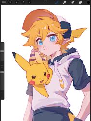 1boy aotu_world art_tools_in_frame baseball_cap black_shorts blonde_hair blue_eyes chinese_commentary closed_mouth crossover drawstring gen_1_pokemon gloves hair_between_eyes hand_on_own_hip hat highres hood hood_down hoodie king_(aotu_world) looking_at_viewer male_focus multicolored_hat multicolored_hoodie nintendo on_shoulder pikachu pointy_ears pokemon pokemon_(creature) pokemon_on_shoulder shenyinzhilang short_hair short_sleeves shorts simple_background smile white_background white_hoodie