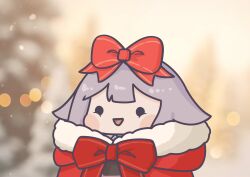 ._. 1girl :d absurdres blurry blurry_background blush_stickers bokeh bow chibi christmas coat commentary depth_of_field fur-trimmed_coat fur_trim grey_hair hair_bow highres hololive hololive_english hood hood_down hooded_coat koseki_bijou long_hair looking_at_viewer open_mouth phdpigeon red_bow red_coat smile solid_circle_eyes solo upper_body virtual_youtuber
