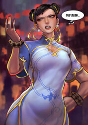 1girl absurdres ayaki_blade blue_dress bracelet breasts brown_eyes brown_hair capcom china_dress chinese_clothes chinese_commentary chinese_text chun-li clenched_teeth clothing_cutout commentary double_bun dress earrings hair_bun hand_on_own_hip highres jewelry mature_female medium_breasts pearl_earrings pelvic_curtain pink_lips profanity side_slit solo speech_bubble street_fighter street_fighter_6 teeth upper_body